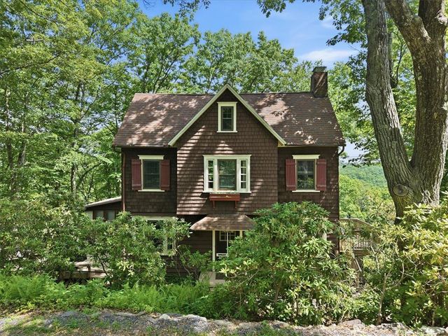 90 Oak Lane, Pocono Twp, PA 18370