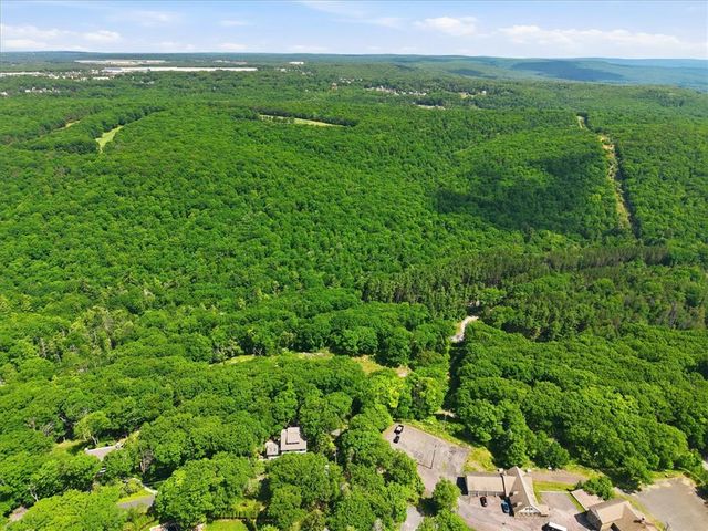 90 Oak Lane, Pocono Twp, PA 18370