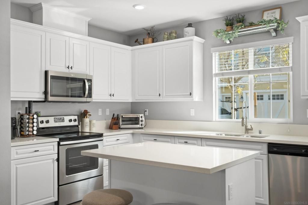 Image 5 of property listing at 13650 Gray Hawk Way, Valley Center, CA 92082