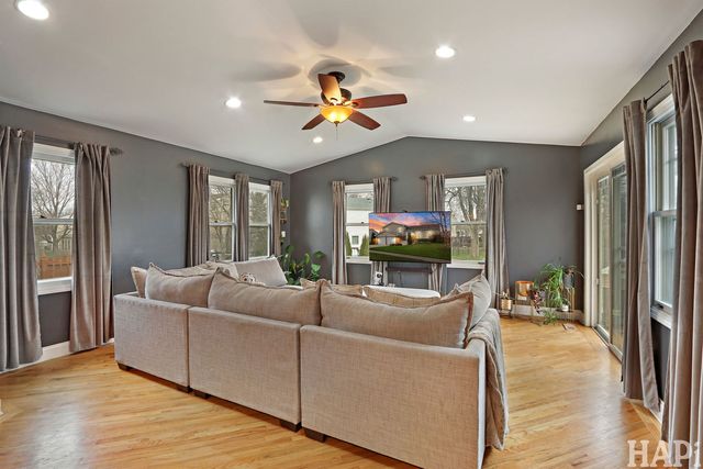 725 Buffalo Circle, Carol Stream, IL 60188