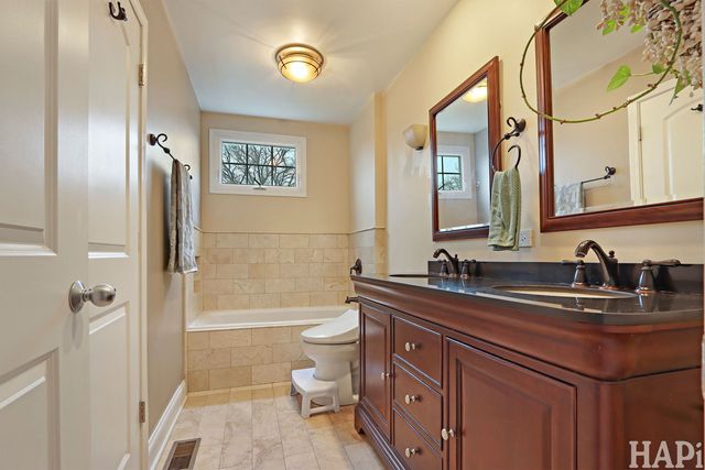 725 Buffalo Circle, Carol Stream, IL 60188