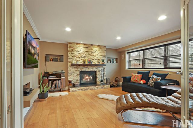 725 Buffalo Circle, Carol Stream, IL 60188