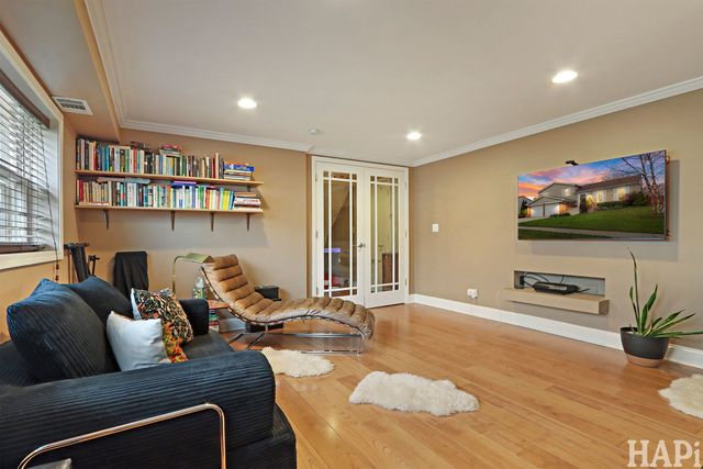 725 Buffalo Circle, Carol Stream, IL 60188