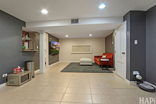 725 Buffalo Circle, Carol Stream, IL 60188