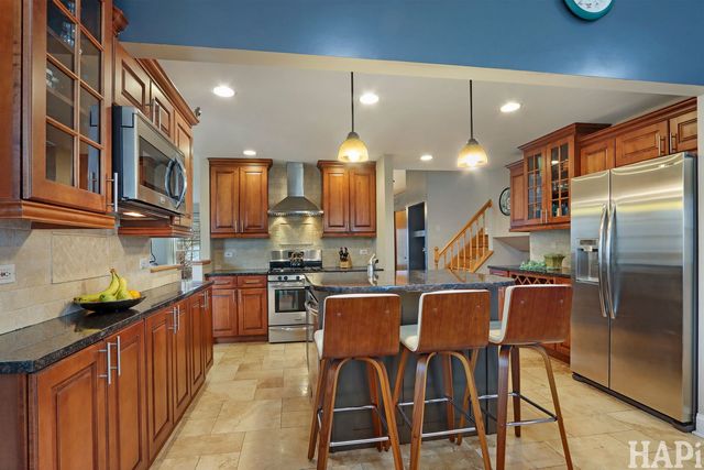 725 Buffalo Circle, Carol Stream, IL 60188