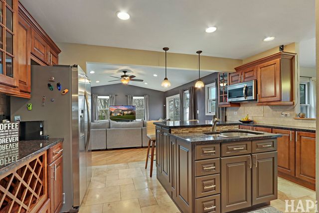 725 Buffalo Circle, Carol Stream, IL 60188