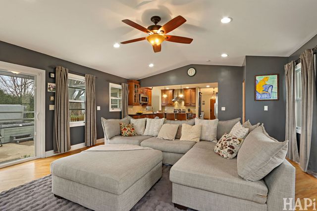 725 Buffalo Circle, Carol Stream, IL 60188