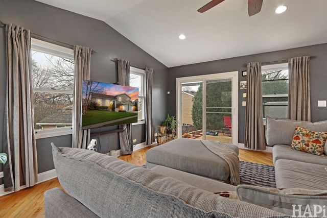 725 Buffalo Circle, Carol Stream, IL 60188