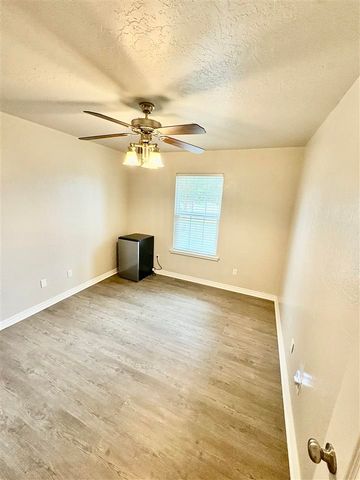 1206 Hershel Dr, Elgin, OK 73538