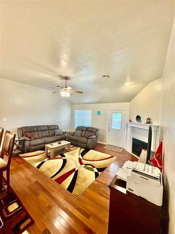 1206 Hershel Dr, Elgin, OK 73538