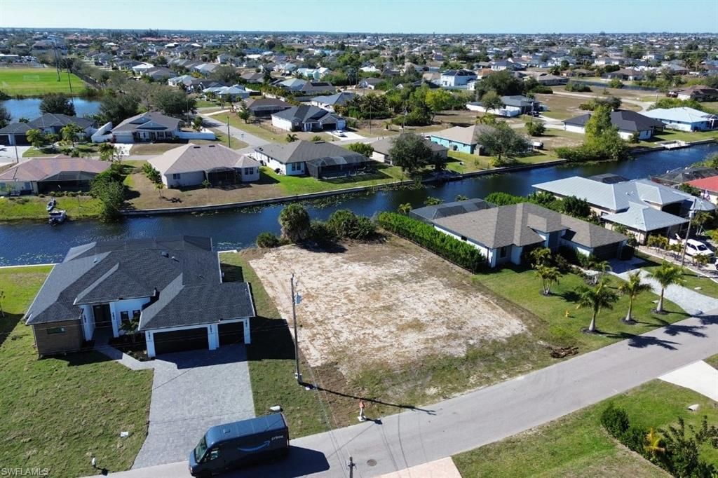 Image 2 of property listing at 302 SW 26th AVE, Cape Coral, FL 33991