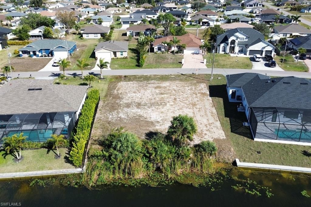 Image 4 of property listing at 302 SW 26th AVE, Cape Coral, FL 33991