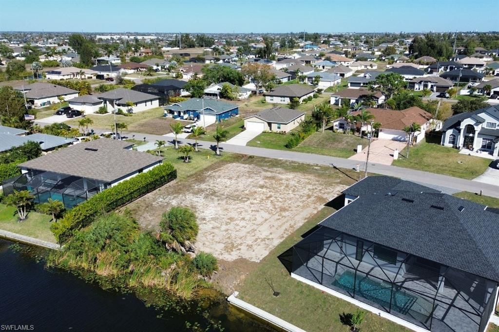 Image 5 of property listing at 302 SW 26th AVE, Cape Coral, FL 33991