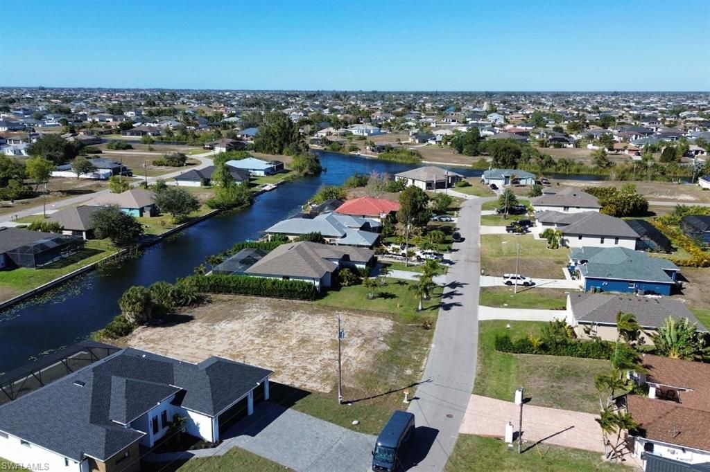 Image 7 of property listing at 302 SW 26th AVE, Cape Coral, FL 33991