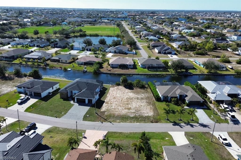 Image 8 of property listing at 302 SW 26th AVE, Cape Coral, FL 33991