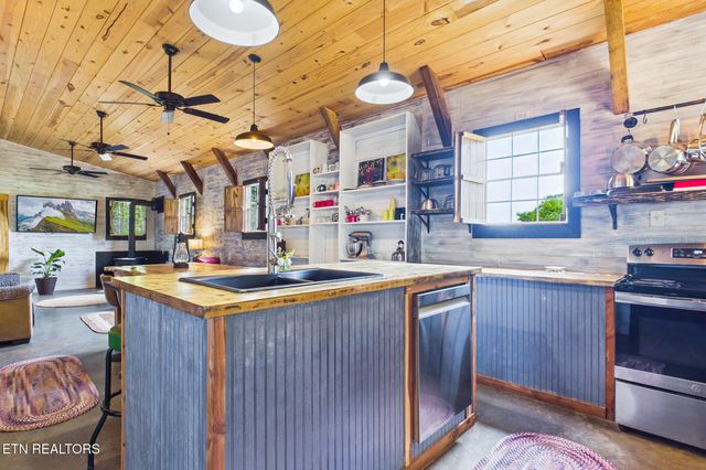 365 County Road 38, Riceville, TN 37370