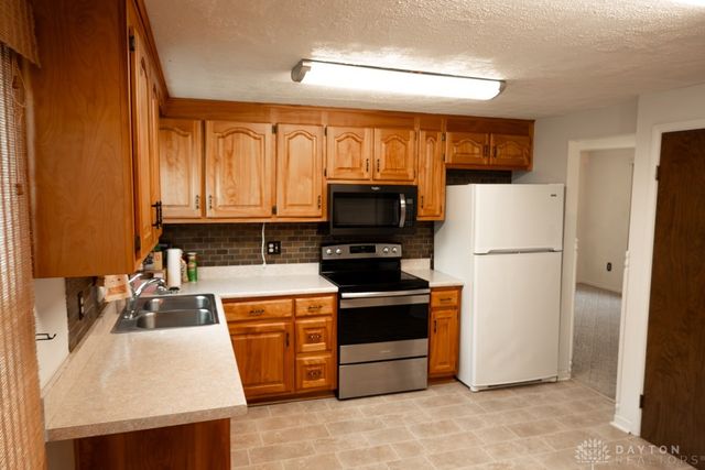 800 Sipos Circle, Englewood, OH 45322