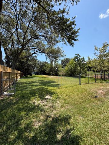 1029 8th Street, Dickinson, TX 77539