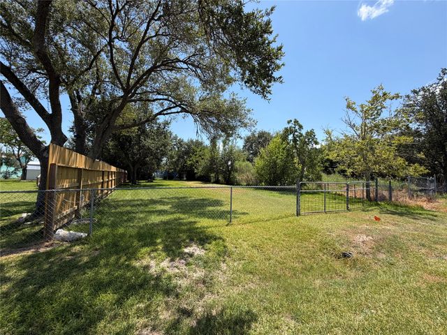 1029 8th Street, Dickinson, TX 77539