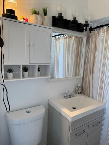 2533 Wiley St, Hollywood, FL 33020