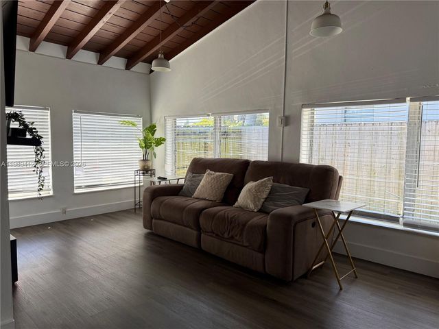 2533 Wiley St, Hollywood, FL 33020