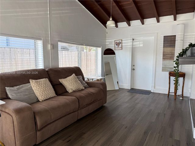 2533 Wiley St, Hollywood, FL 33020