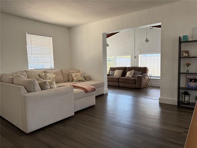 2533 Wiley St, Hollywood, FL 33020