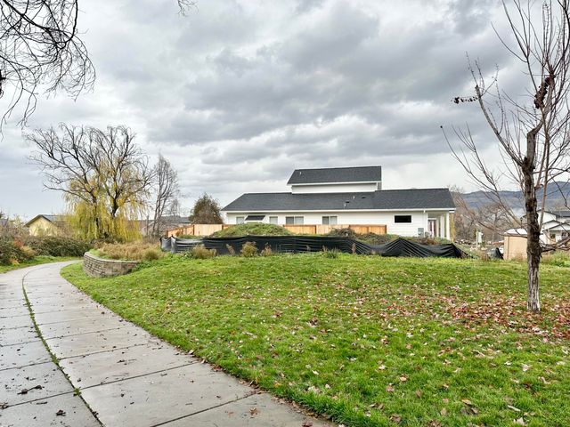 400 Creekside Way, Talent, OR 97540