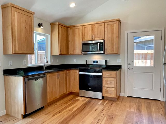 400 Creekside Way, Talent, OR 97540