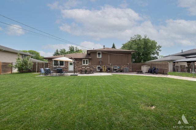 10136 Charles Avenue, Palos Hills, IL 60465