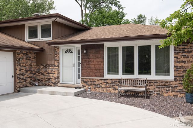 10136 Charles Avenue, Palos Hills, IL 60465