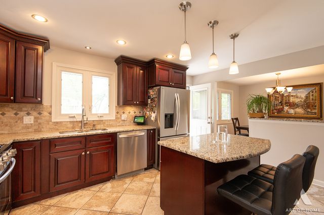 10136 Charles Avenue, Palos Hills, IL 60465