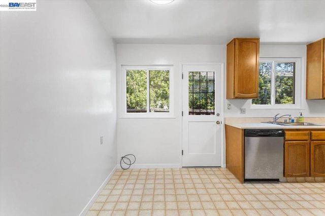 1848 Walnut St., Alameda, CA 94501