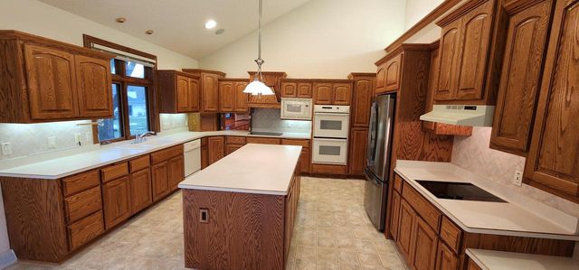 8098 S Meadowcreek COURT, Franklin, WI 53132