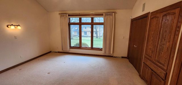 8098 S Meadowcreek COURT, Franklin, WI 53132