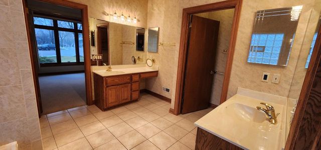 8098 S Meadowcreek COURT, Franklin, WI 53132