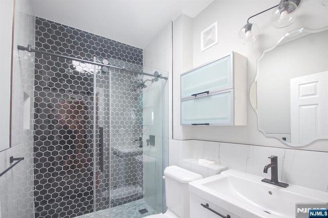 54-60 Mcwhorter 307, Newark, NJ 07105