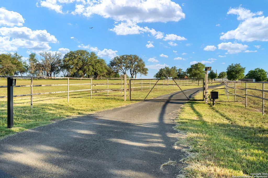 25 Zoeller Lane, Boerne, TX 78006