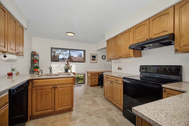 863 Greenhills Drive, Ann Arbor, MI 48105