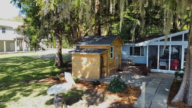 802 Canal Cove Road, Lake Waccamaw, NC 28450