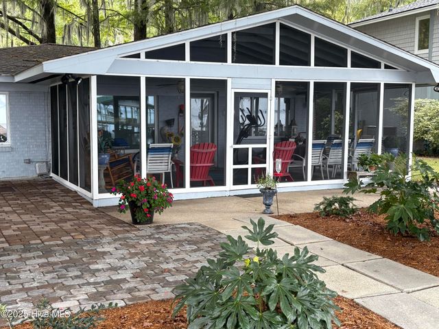 802 Canal Cove Road, Lake Waccamaw, NC 28450