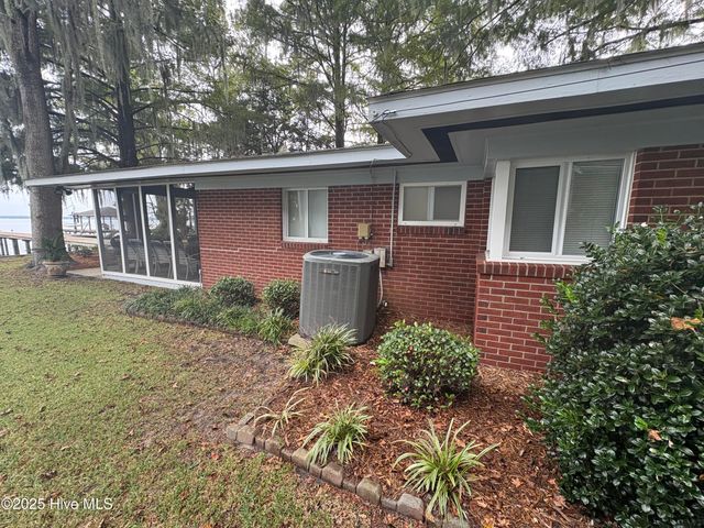 802 Canal Cove Road, Lake Waccamaw, NC 28450