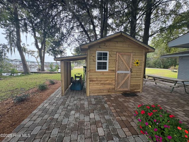 802 Canal Cove Road, Lake Waccamaw, NC 28450
