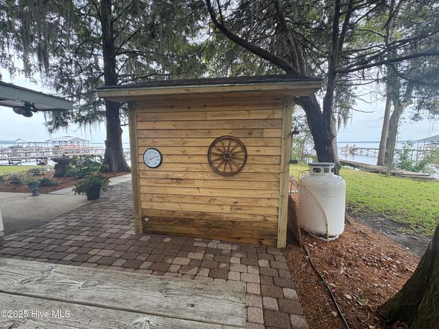 802 Canal Cove Road, Lake Waccamaw, NC 28450