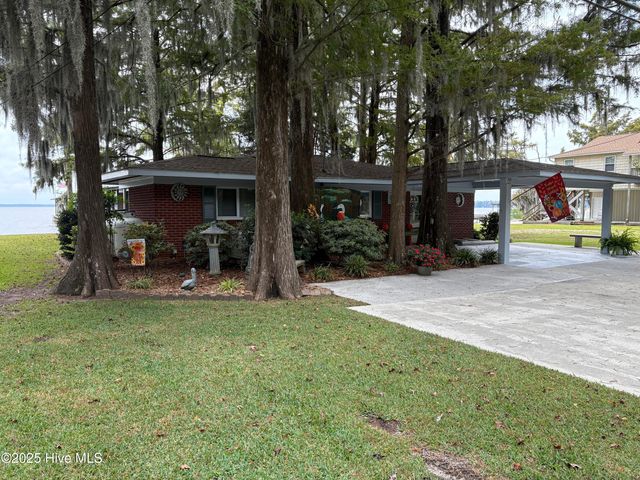 802 Canal Cove Road, Lake Waccamaw, NC 28450