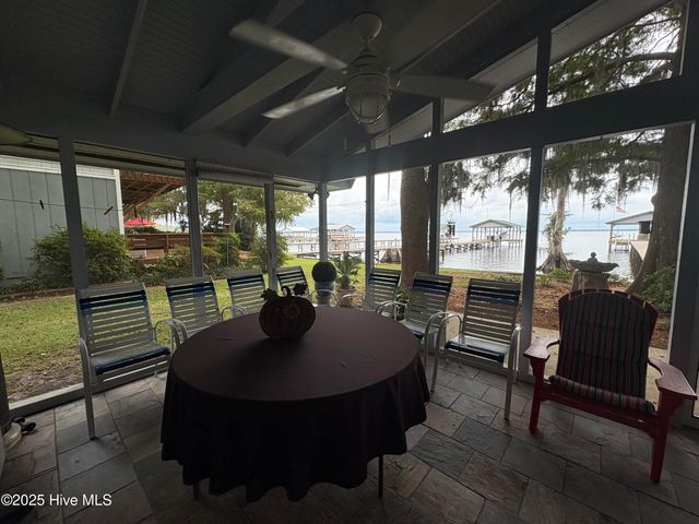 802 Canal Cove Road, Lake Waccamaw, NC 28450