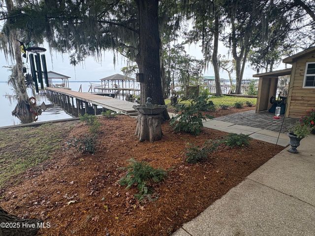 802 Canal Cove Road, Lake Waccamaw, NC 28450