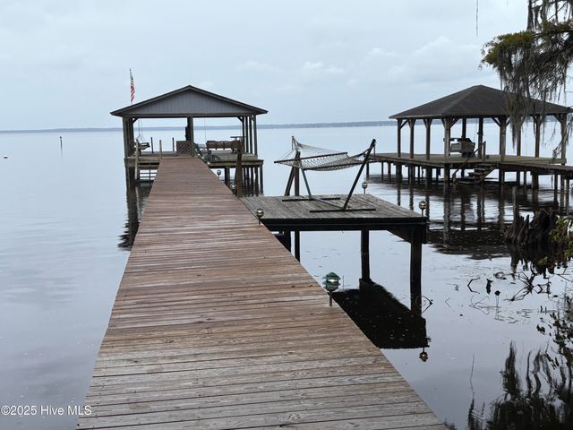 802 Canal Cove Road, Lake Waccamaw, NC 28450