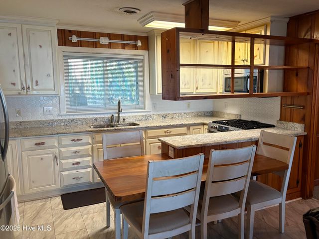 802 Canal Cove Road, Lake Waccamaw, NC 28450