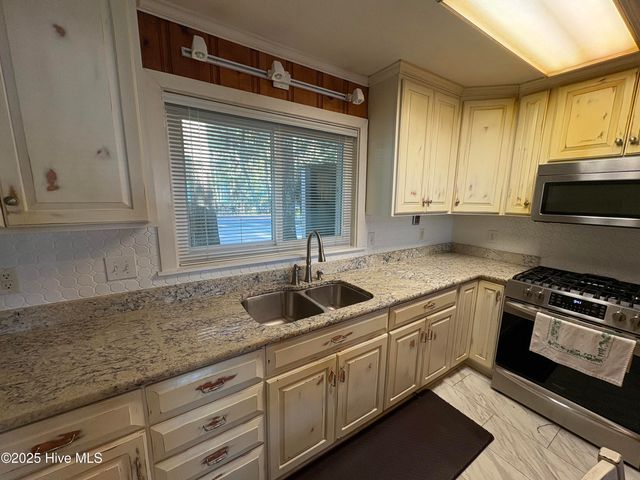 802 Canal Cove Road, Lake Waccamaw, NC 28450